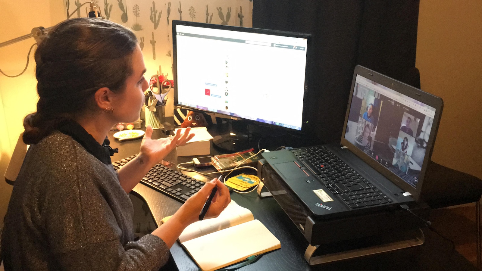 Jessica Prescott devant son écran d'ordinateur où elle voit les collègues avec qui elle discute dans d'autres régions du Québec.