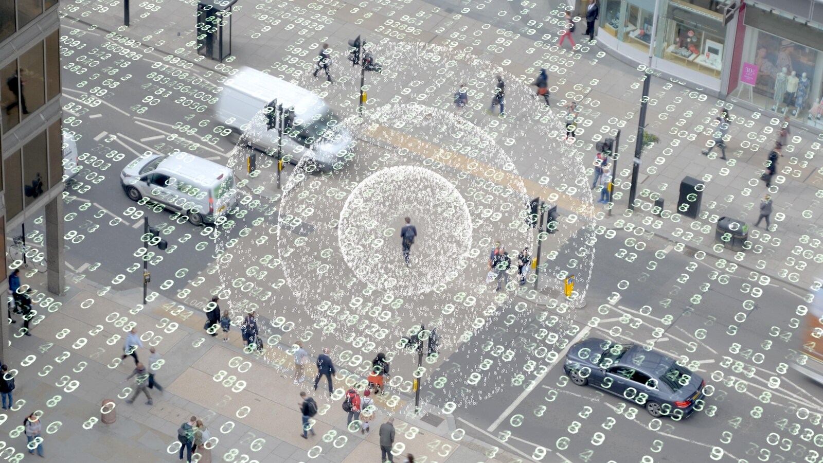 Un homme traverse une rue et des ondes émanent de son corps pour représenter des données mobiles.