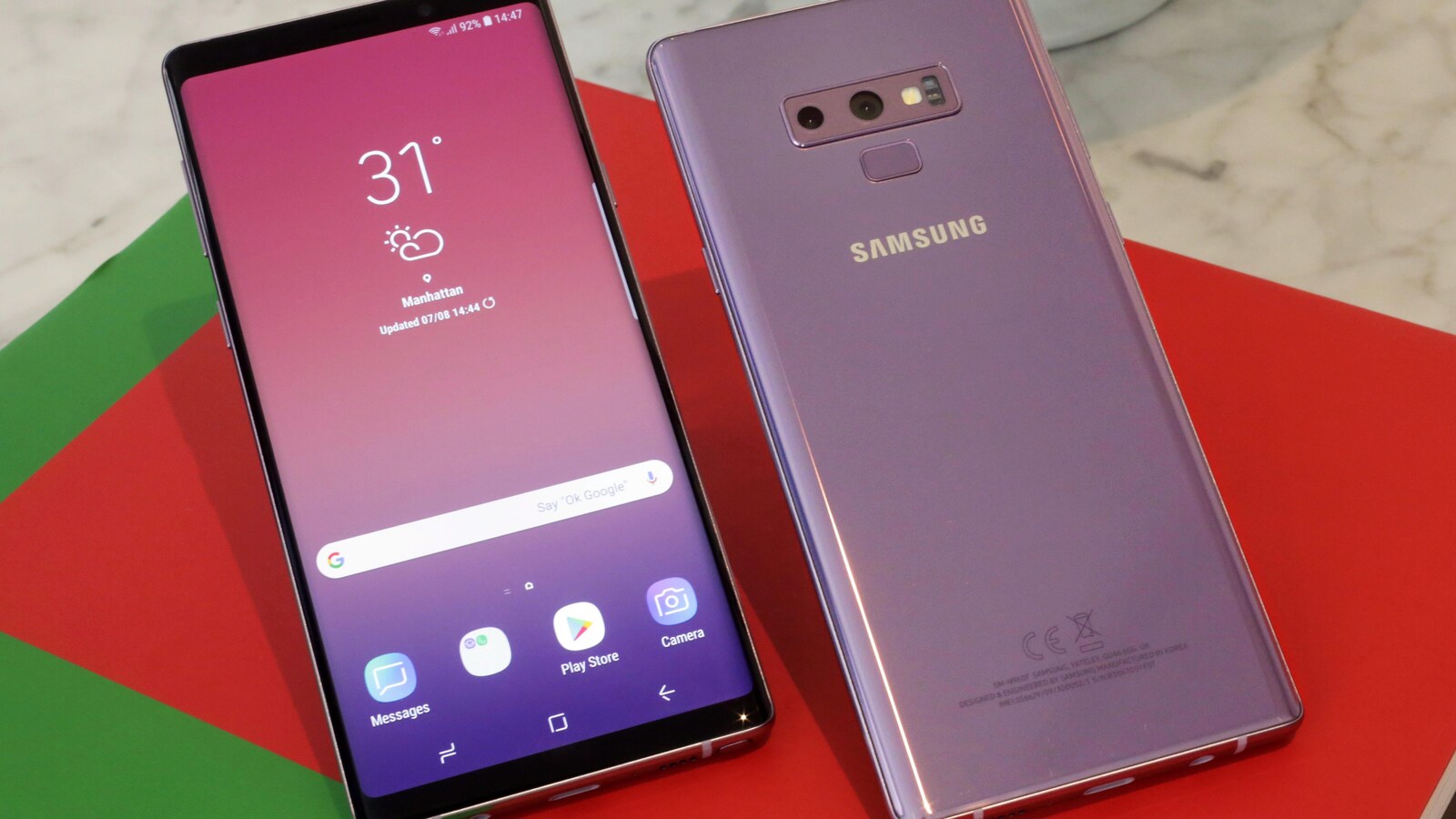 Un téléphone intelligent de Samsung sur un présentoir.