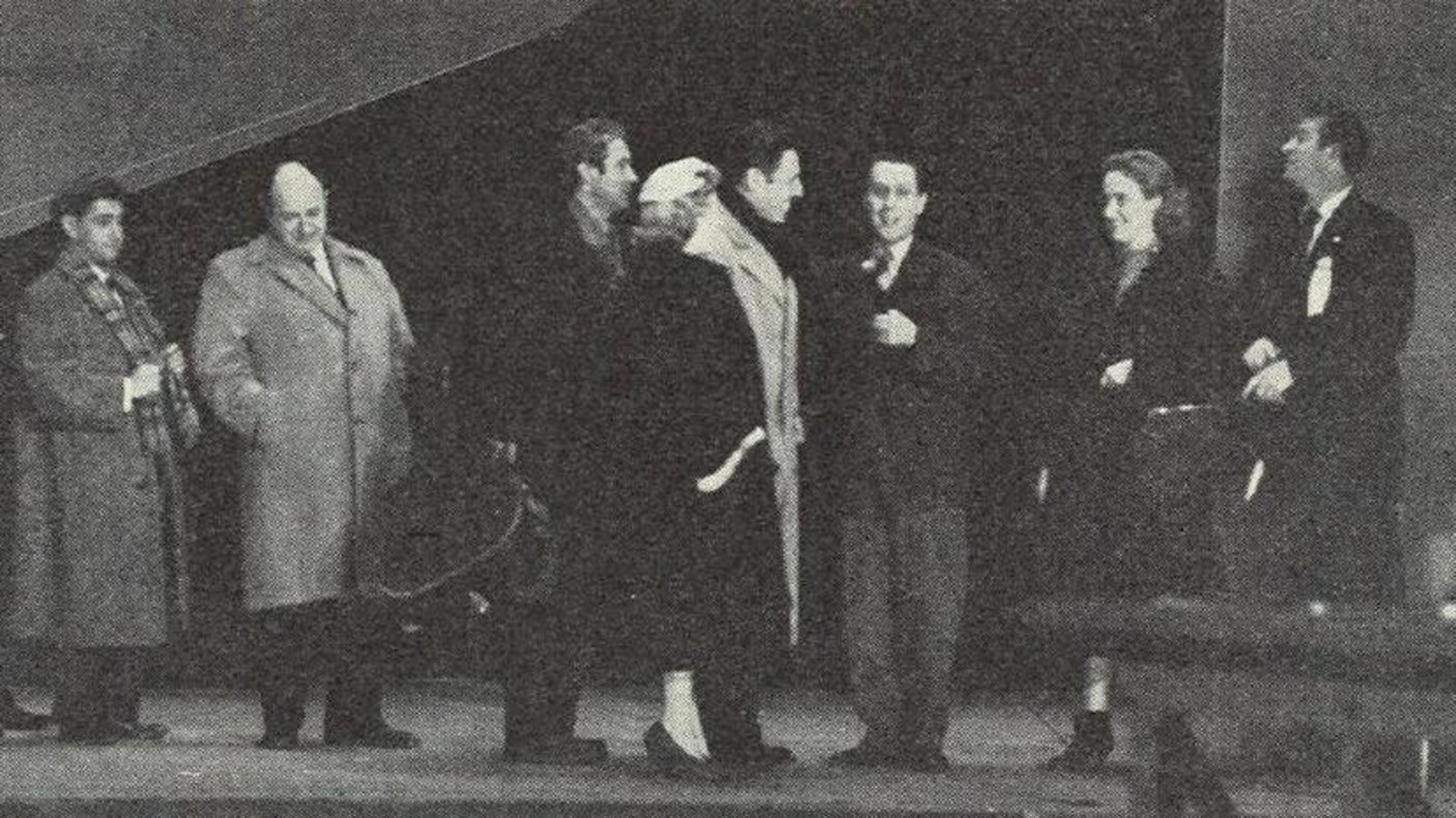 Sur scène, de gauche à droite: les membres du Fletcher Pack TrIo, Felix Leclerc, Pierrette Alarie, Jean Sablon, Jacques Normand, Collette Merola et Ken Meyer.