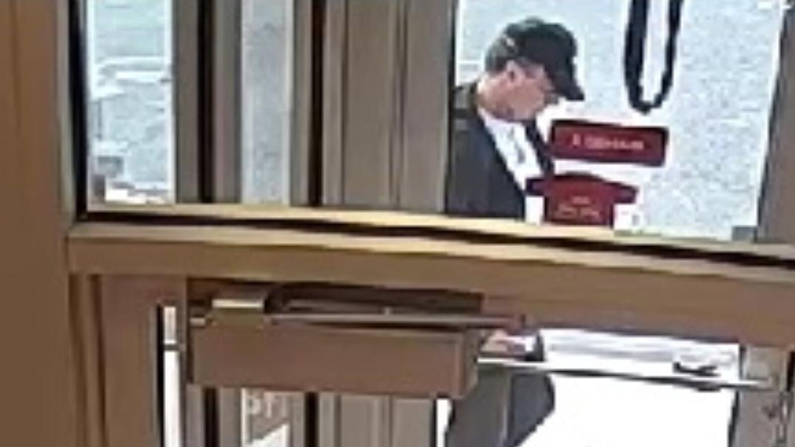 Image d'une caméra de surveillance où on voit le témoin recherché.