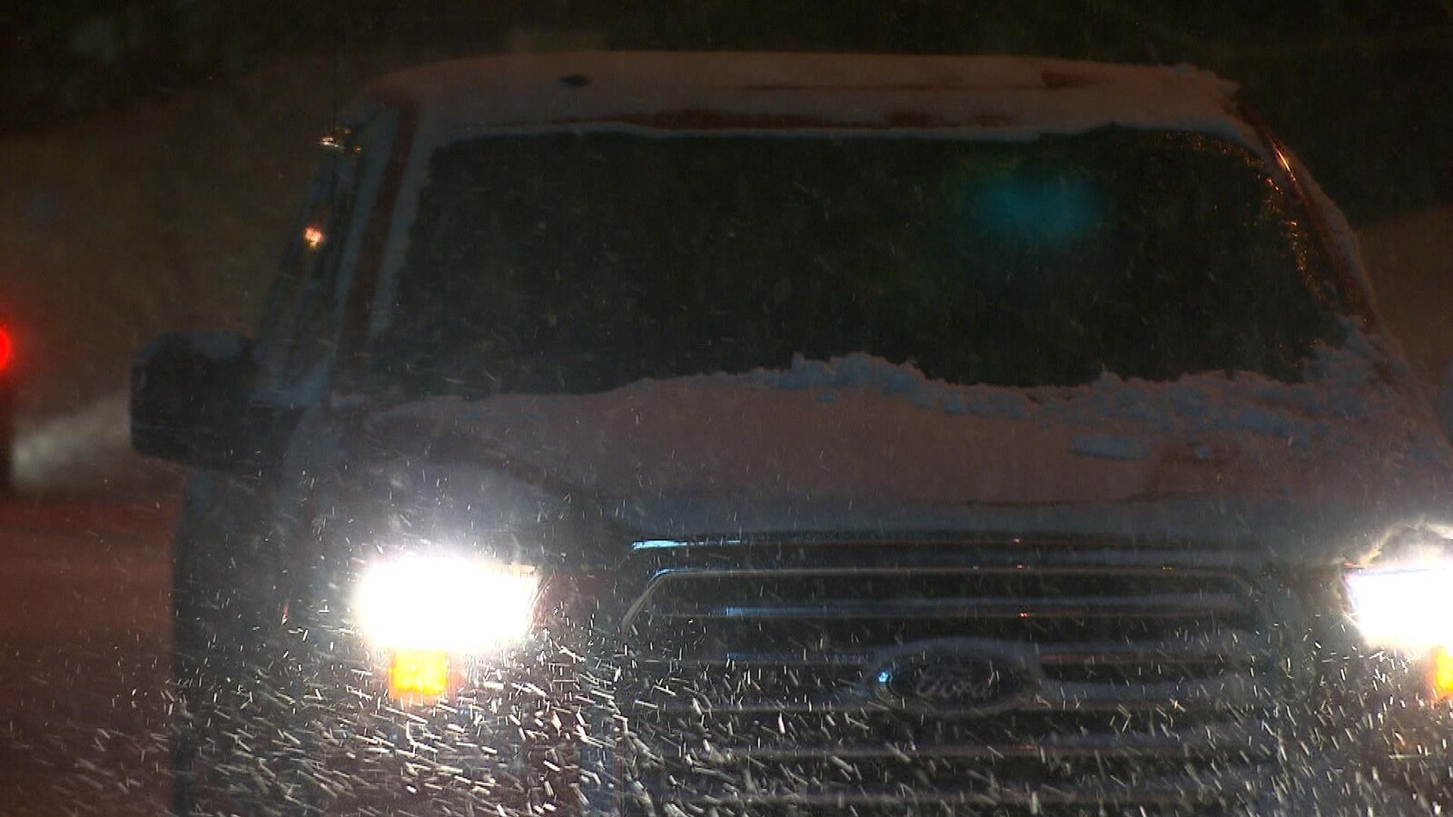 Voiture dans la tempête.