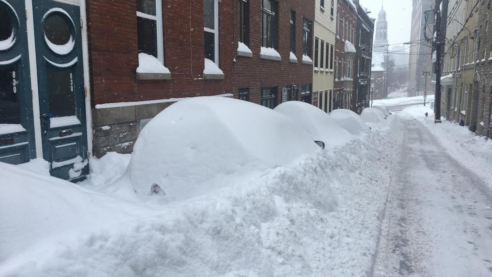En milieu d'après-midi, les voitures étaient littéralement ensevelies sur la rue Richelieu, dans le quartier Saint-Jean-Baptiste.