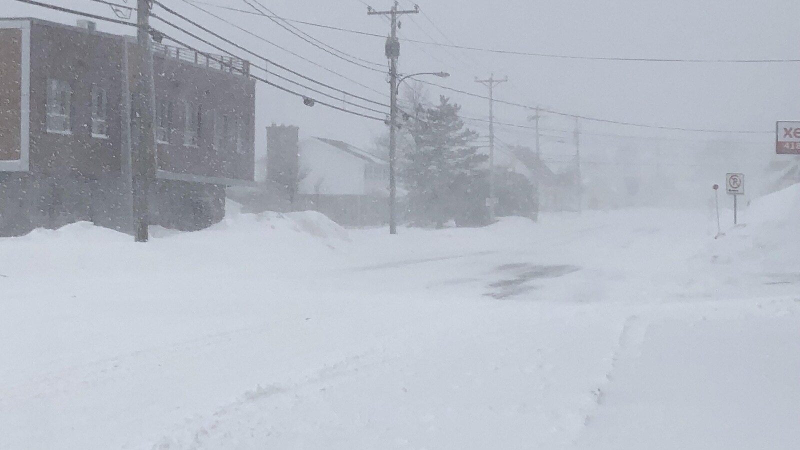Présence d'importantes lames de neige sur une route.