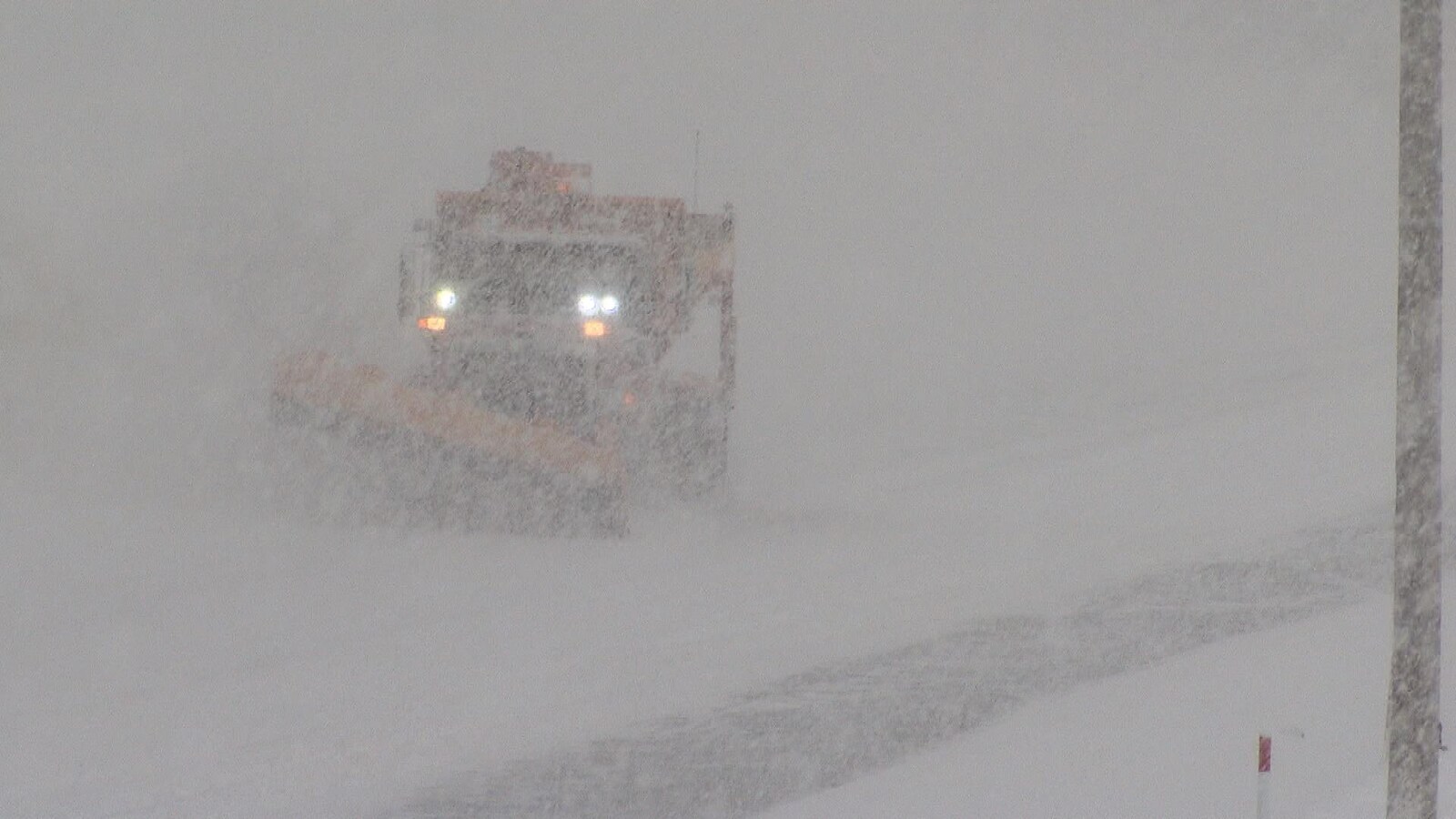 Un véhicule lourd déneige les routes.
