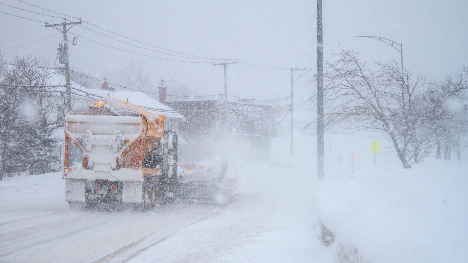 Une déneigeuse nettoie les rues du centre-ville de Matane, mercredi après-midi.
