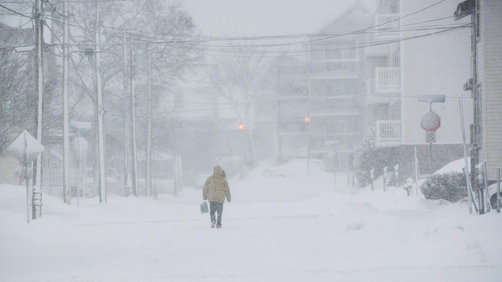 Un homme marche dans la tempête.