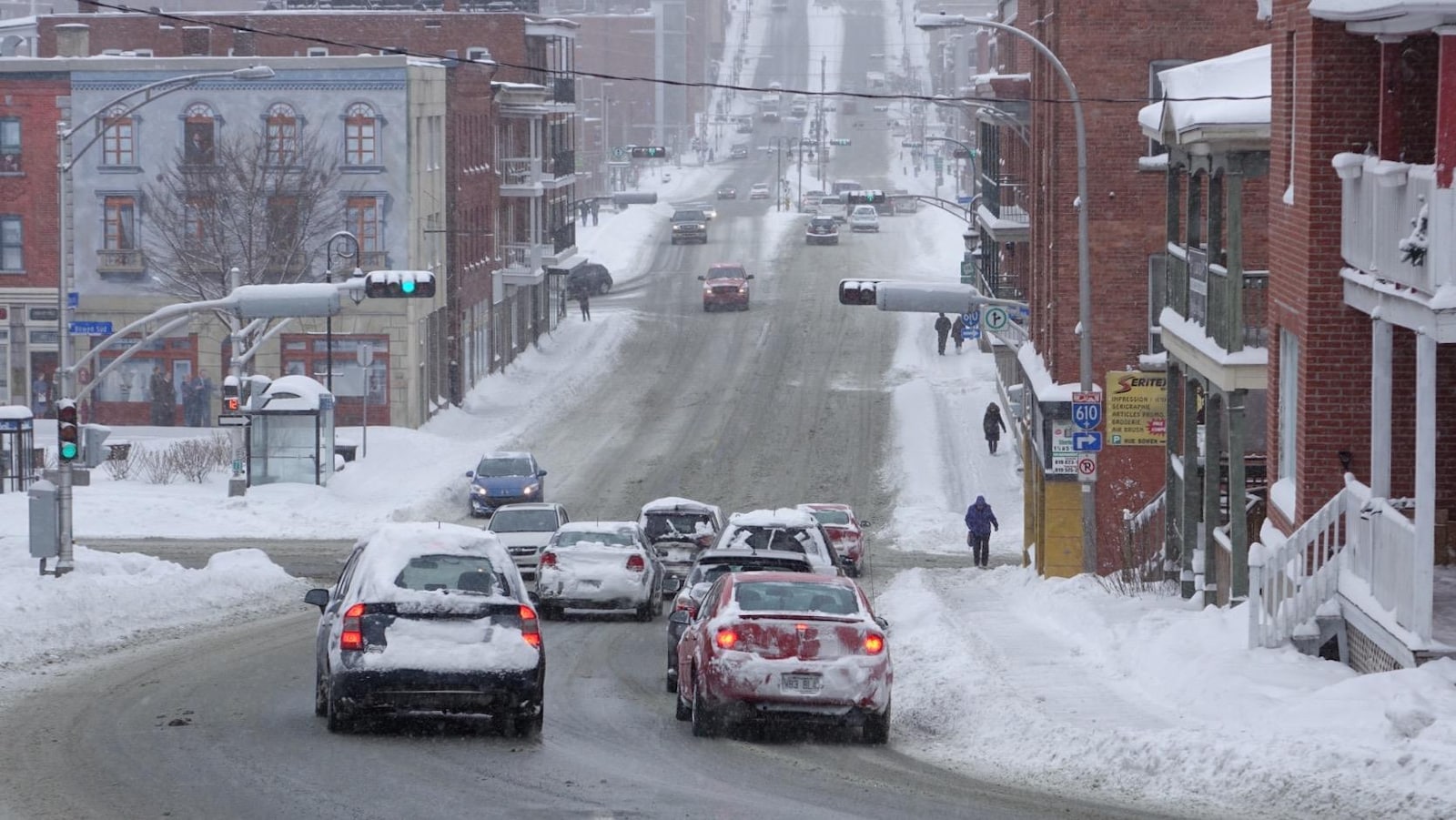 Des voitures circulent sur la rue King Est, à Sherbrooke, un lendemain de tempête. Les routes sont légèrement enneigées.