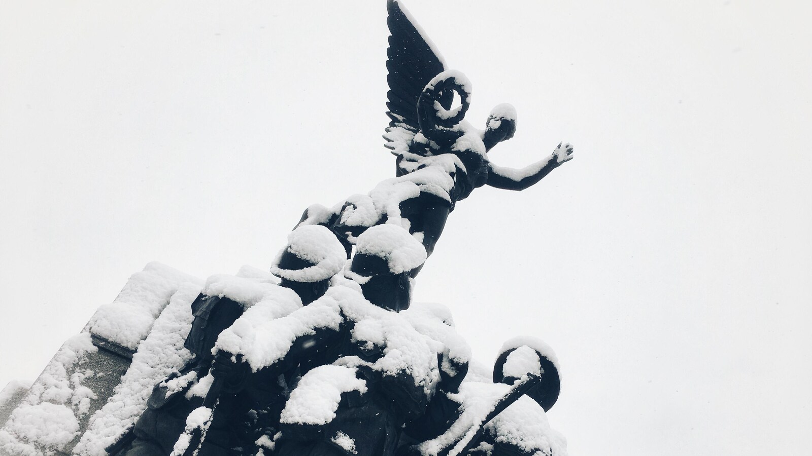 Le cénotaphe de Sherbrooke sous la neige.
