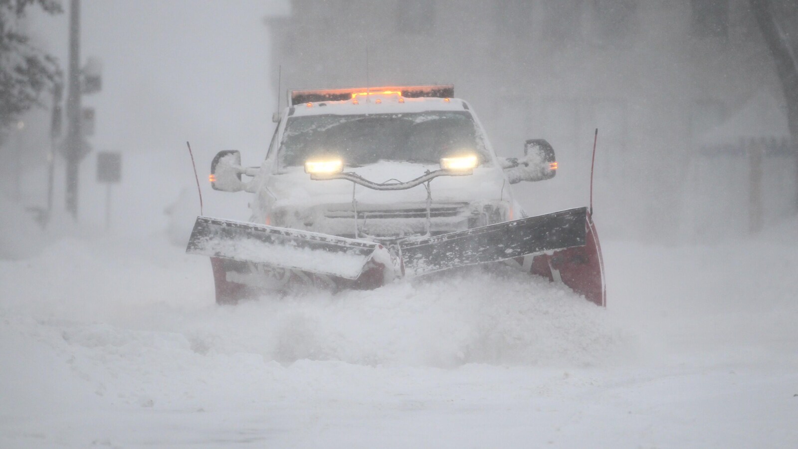 Un véhicule de déneigement dans les rues de Québec