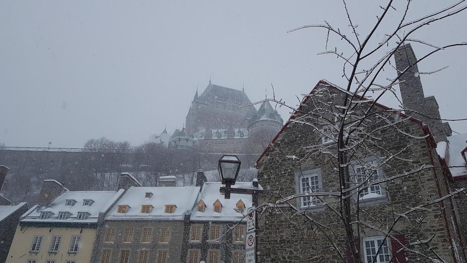 Le Château Frontenac sous les vents et la neige.