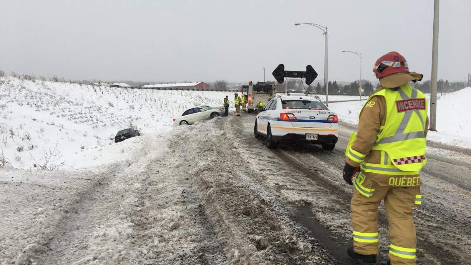 On dénombre quelques sorties de route dans la région, notamment celles-ci dans l'échangeur entre les autoroutes Félix-Leclerc et Laurentienne.