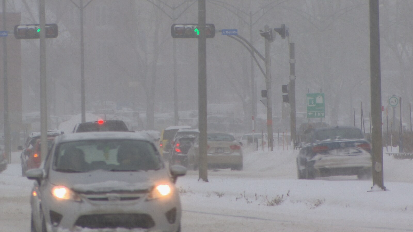 Voitures sur le boulevard Saint-Germain à Rimouski