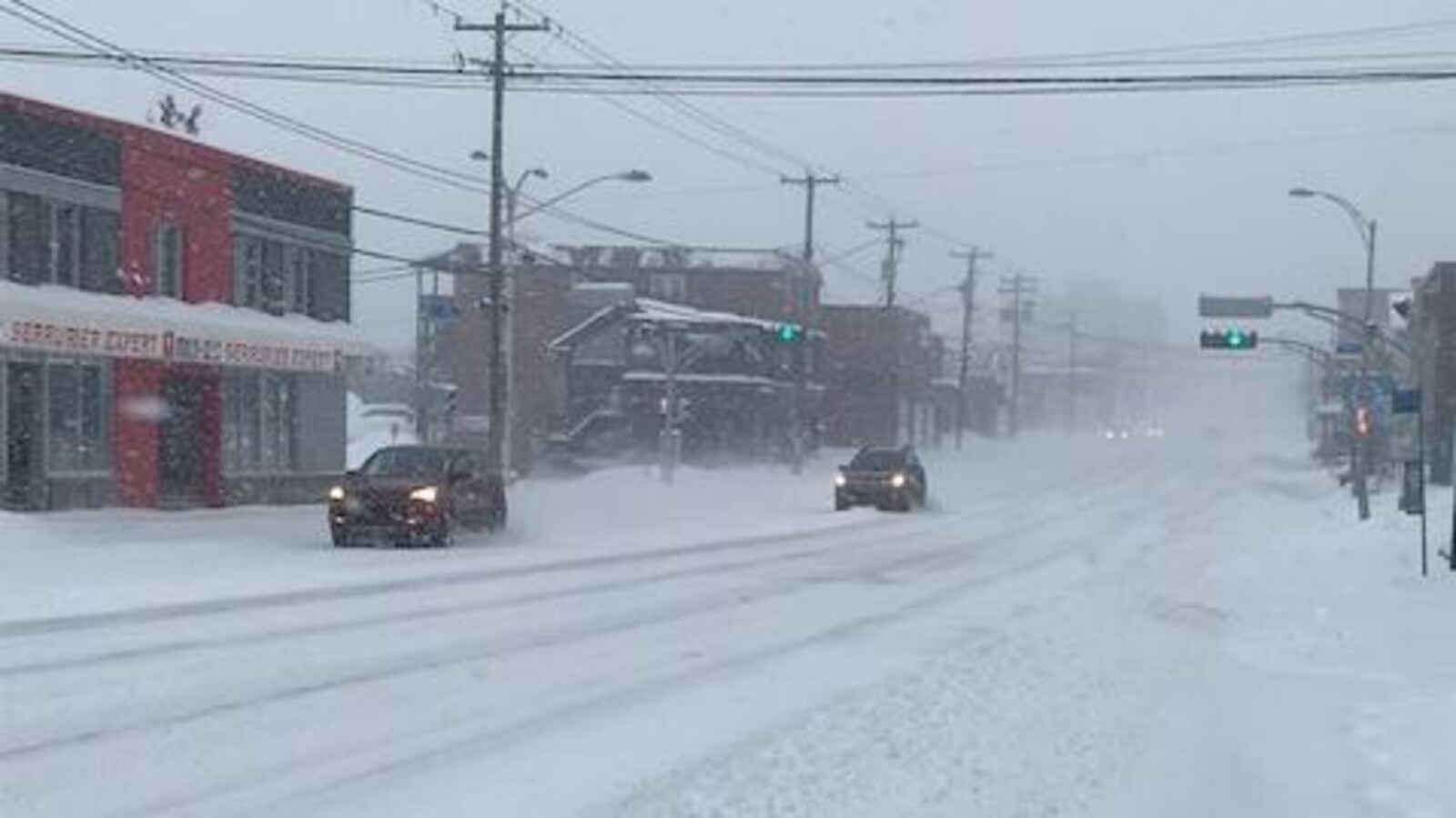 Quelques voitures sur la rue King Ouest à Sherbrooke en pleine tempête de neige.
