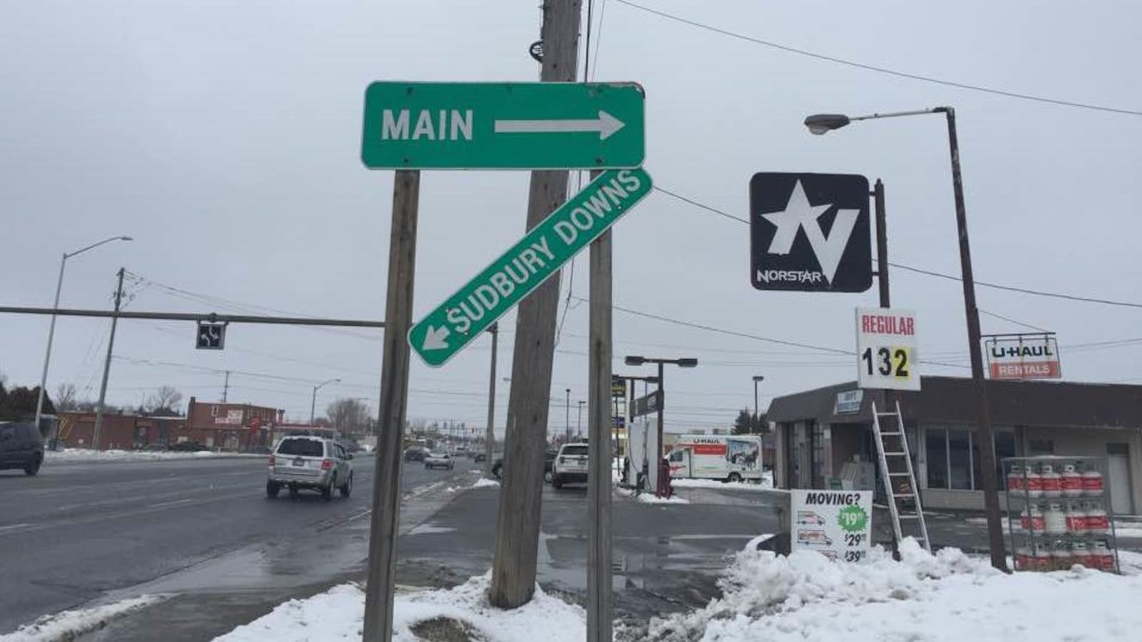La pancarte indiquant Sudbury Downs a décroché et la flèche pointe vers le bas.