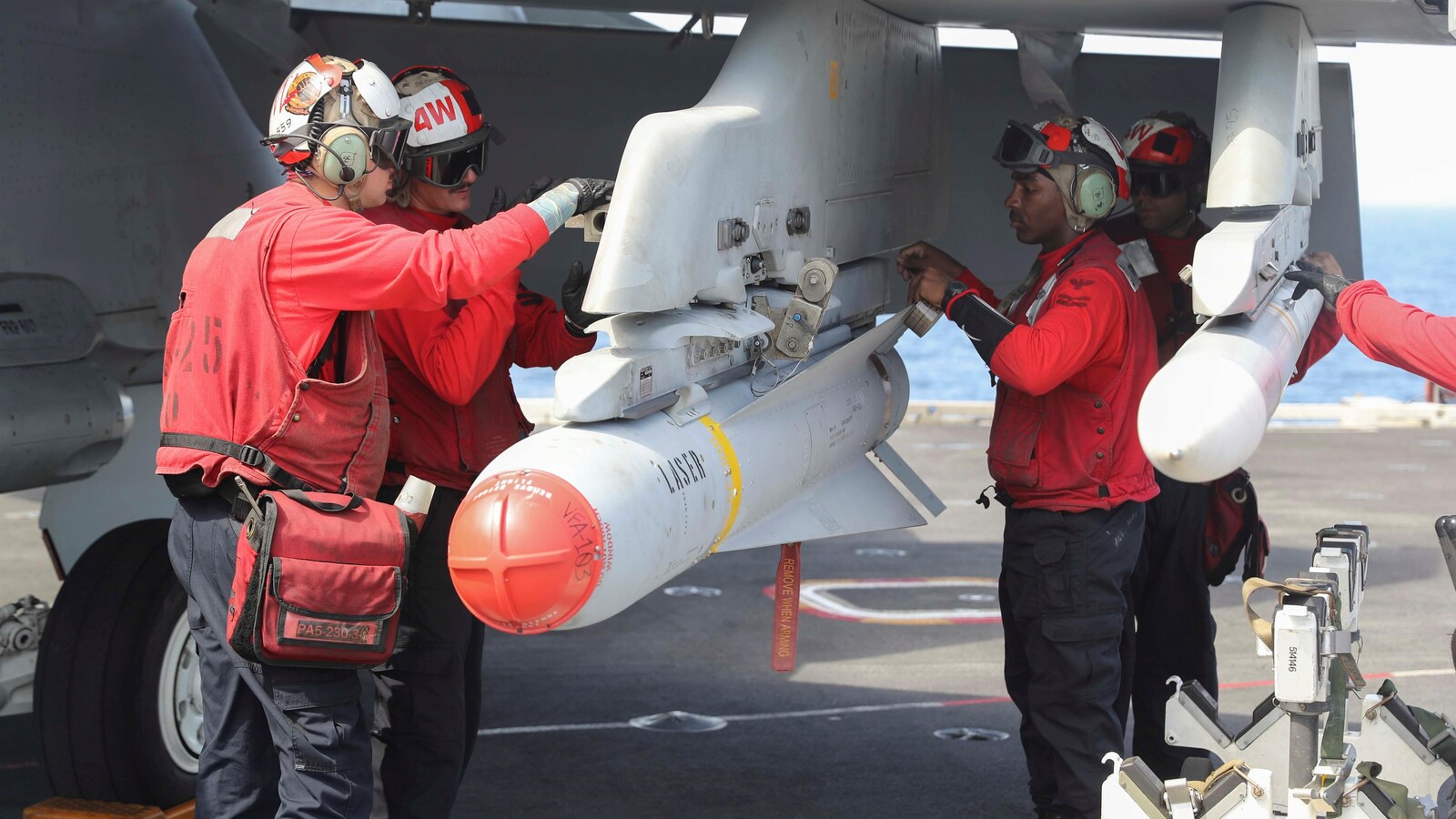 Un F/A-18E Super Hornet sur le porte-avions USS Abraham Lincoln, en mer d'Oman