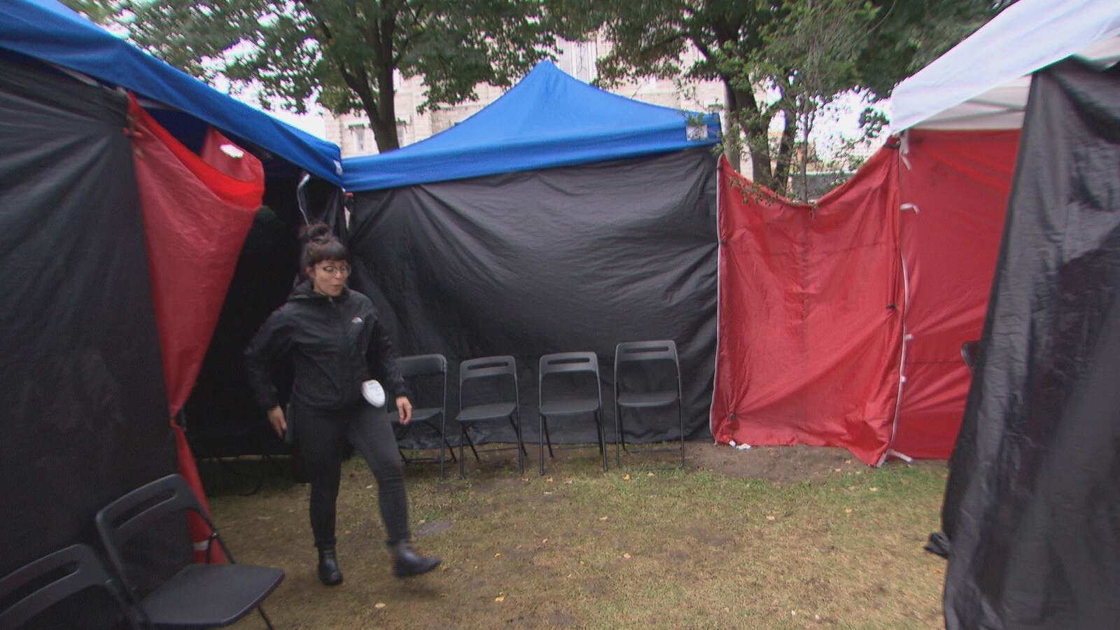 Marilou Gagnon, se trouve entre les tentes du centre de prévention des surdoses non autorisé d'Ottawa au parc Rapahel-Brunet.