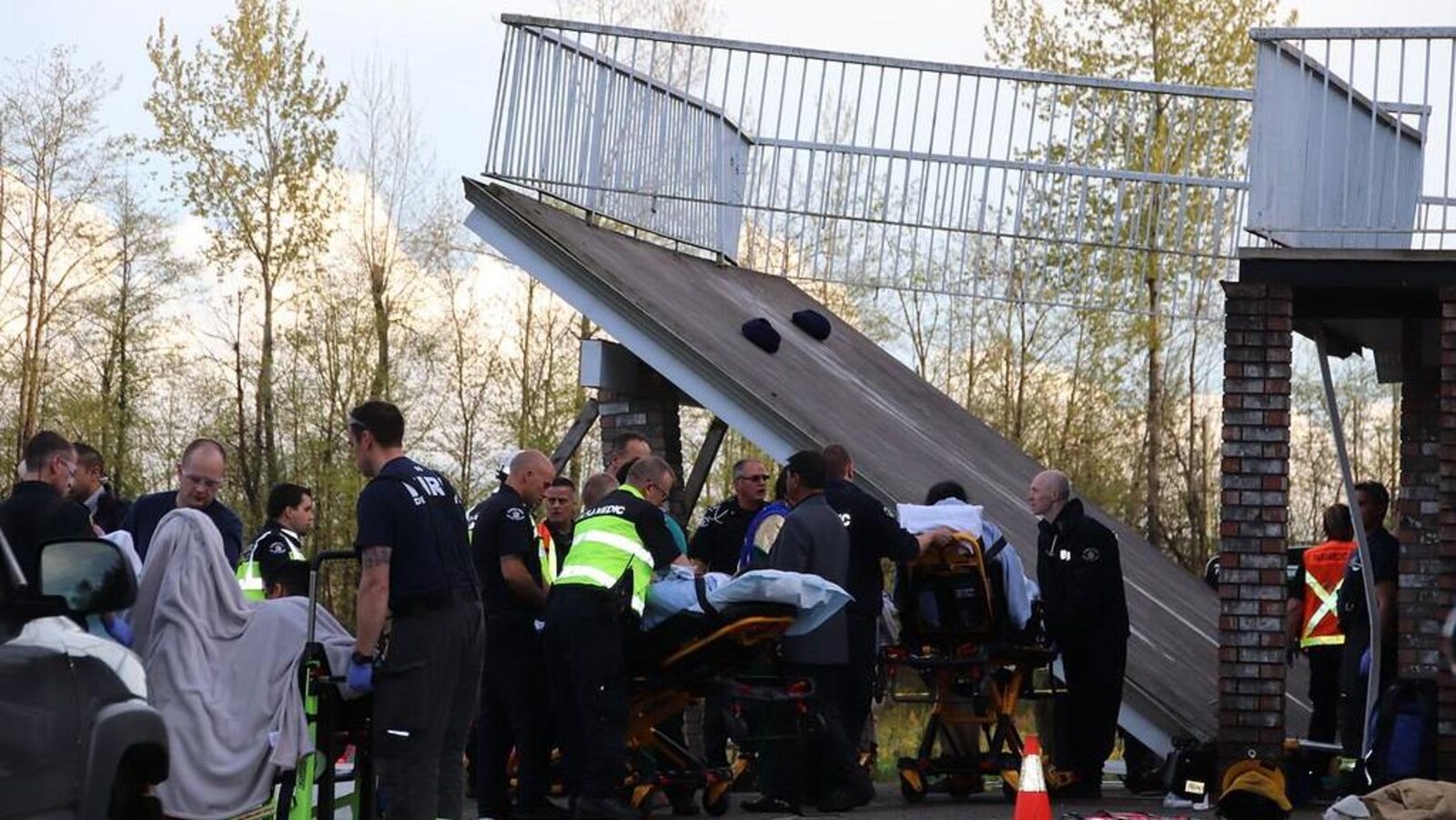 Une quinzaine d'ambulanciers aident des victimes de la terrasse qui s'est effondrée.