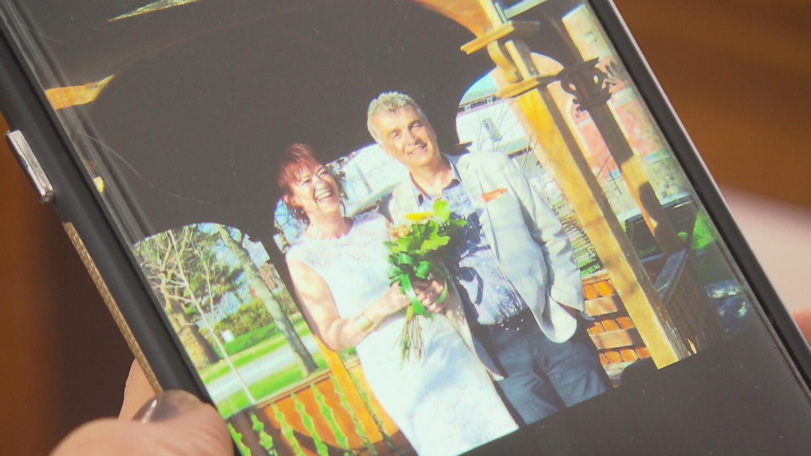 Une photo de mariage du couple