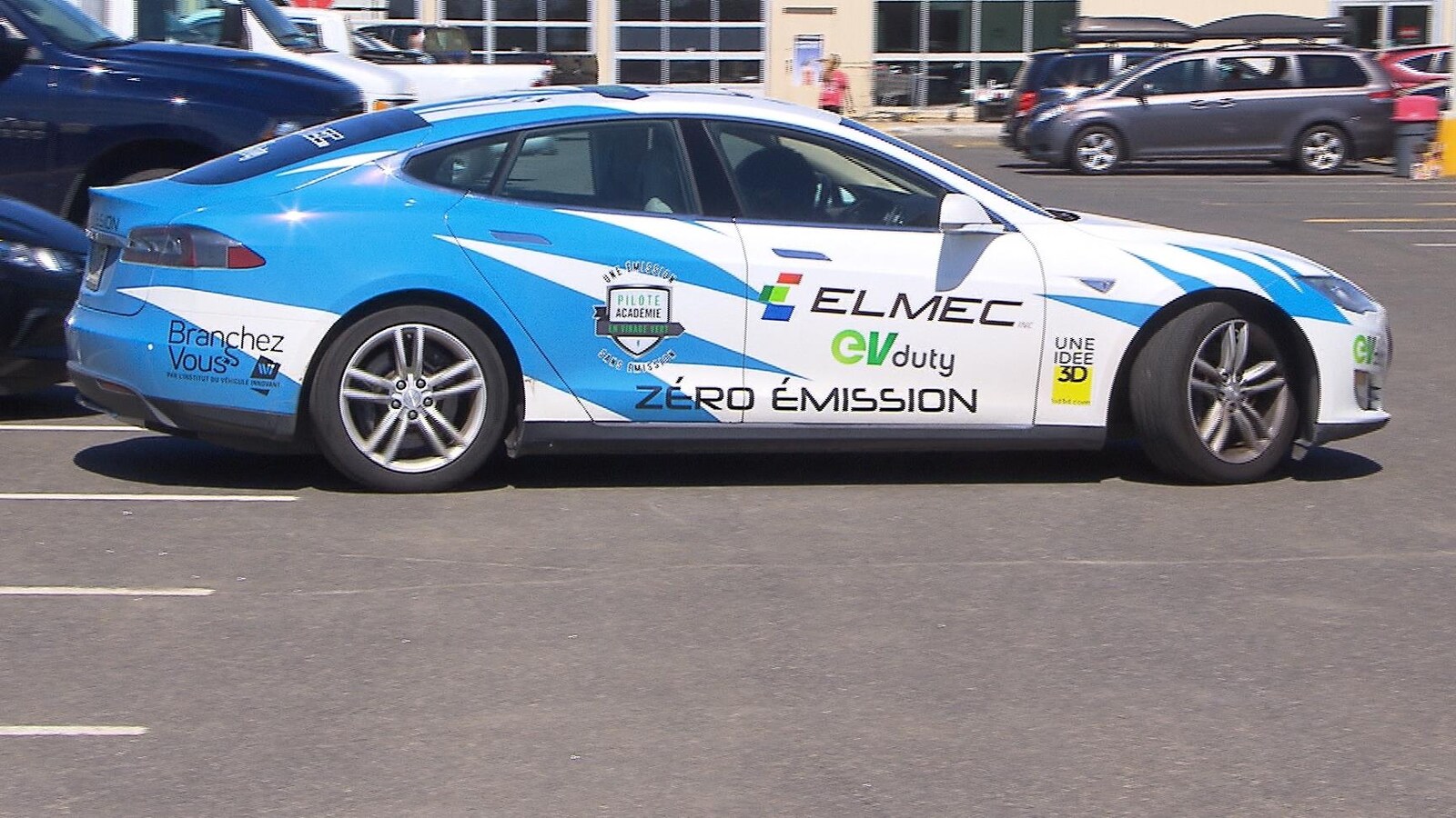 Une Tesla électrique.