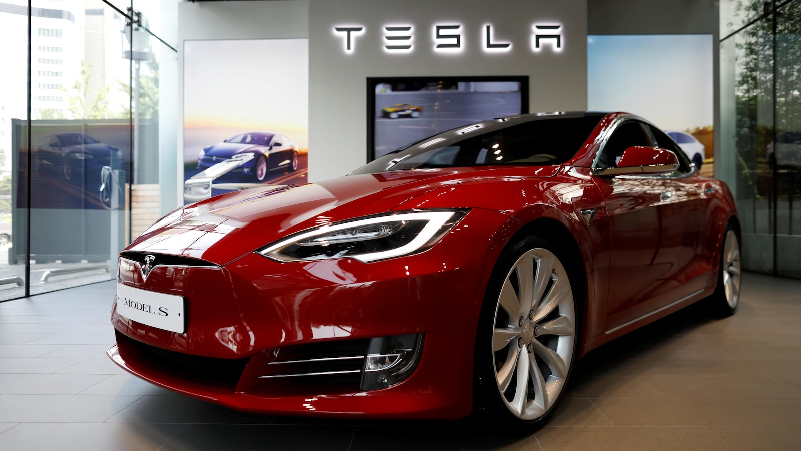 Une voiture Tesla Model S stationnée dans le bâtiment d'un concessionnaire Tesla.