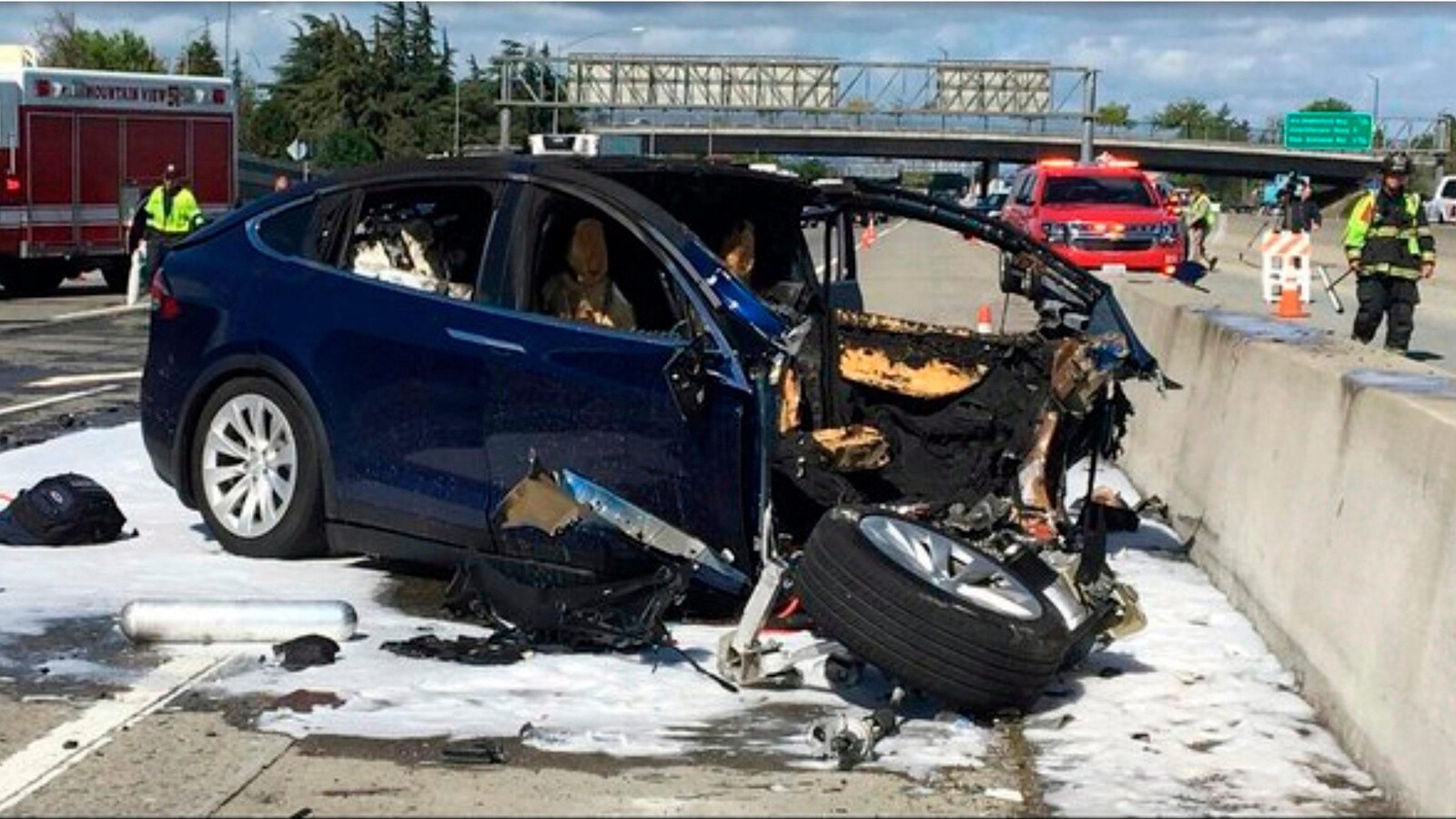 Une voiture Tesla gravement accidentée sur une autoroute