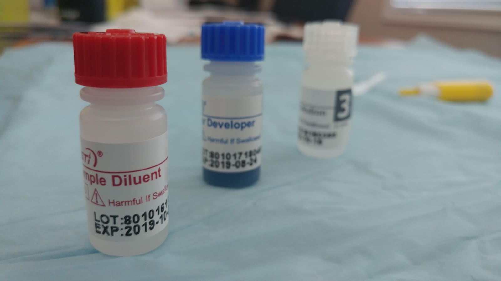 Trois fioles de la trousse de test du VIH sont sur une table.