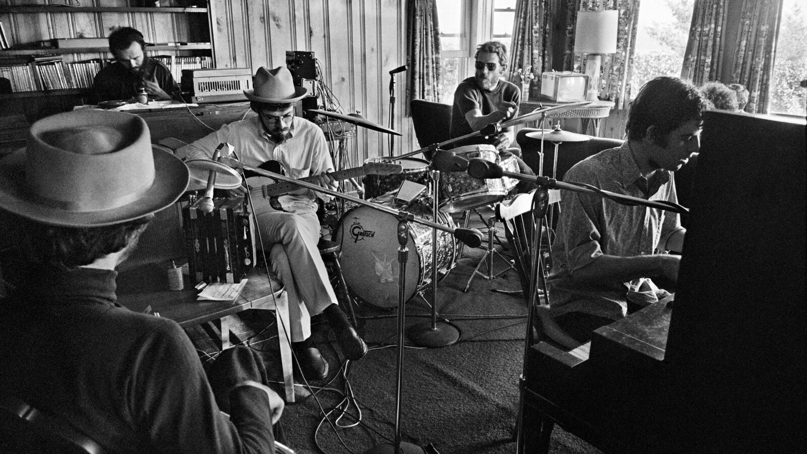 Robbie Robertson en répétition avec des membres du groupe The Band dans une maison de Woodstock, dans l'État de New York.