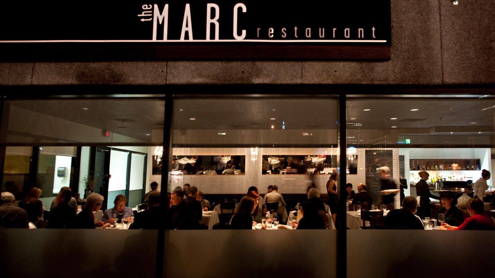 Personnes attablées dans un restaurant.