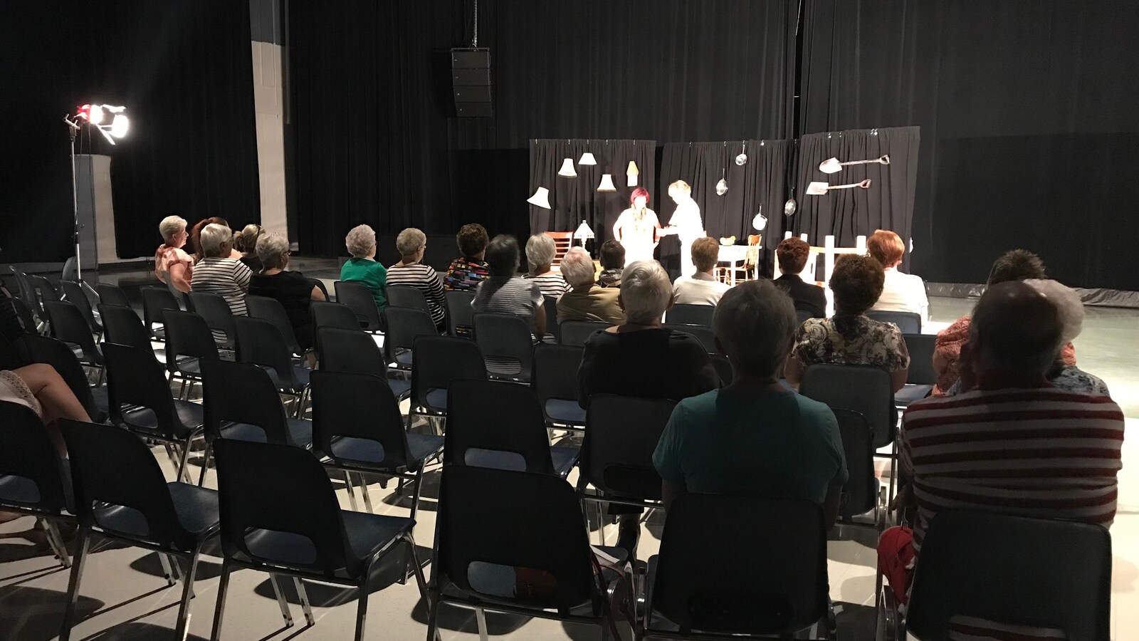 Une pièce de théâtre pour sensibiliser la population à la maltraitance des aînés était organisée.