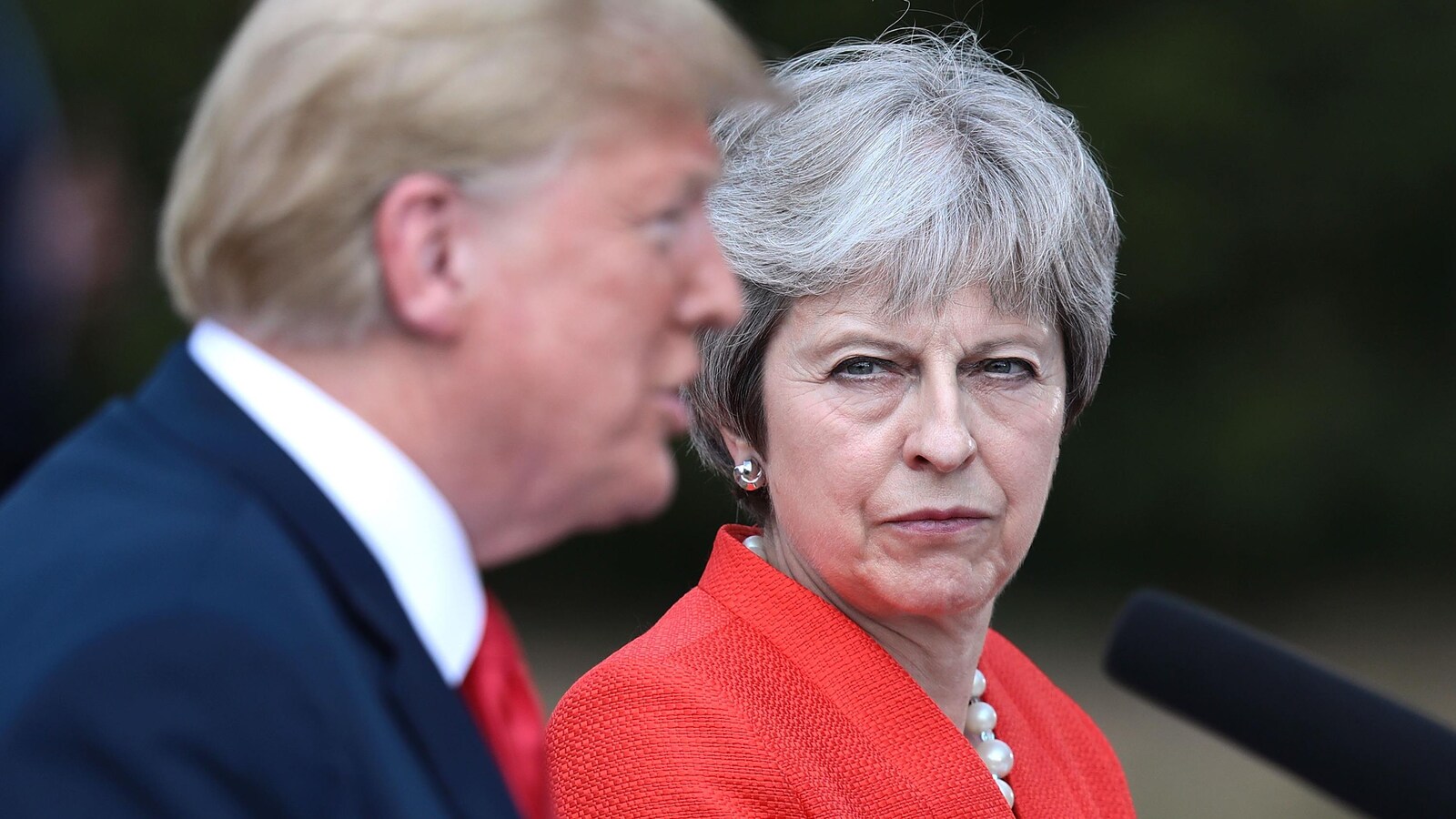 Mme May regarde très sérieusement M. Trump.