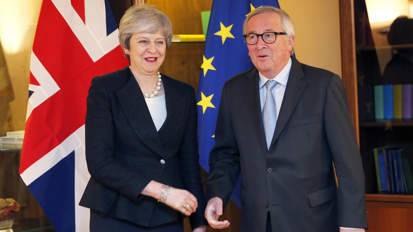La première ministre britannique Theresa May avec le président de la Commission européenne Jean-Claude Juncker à Strasbourg lundi.