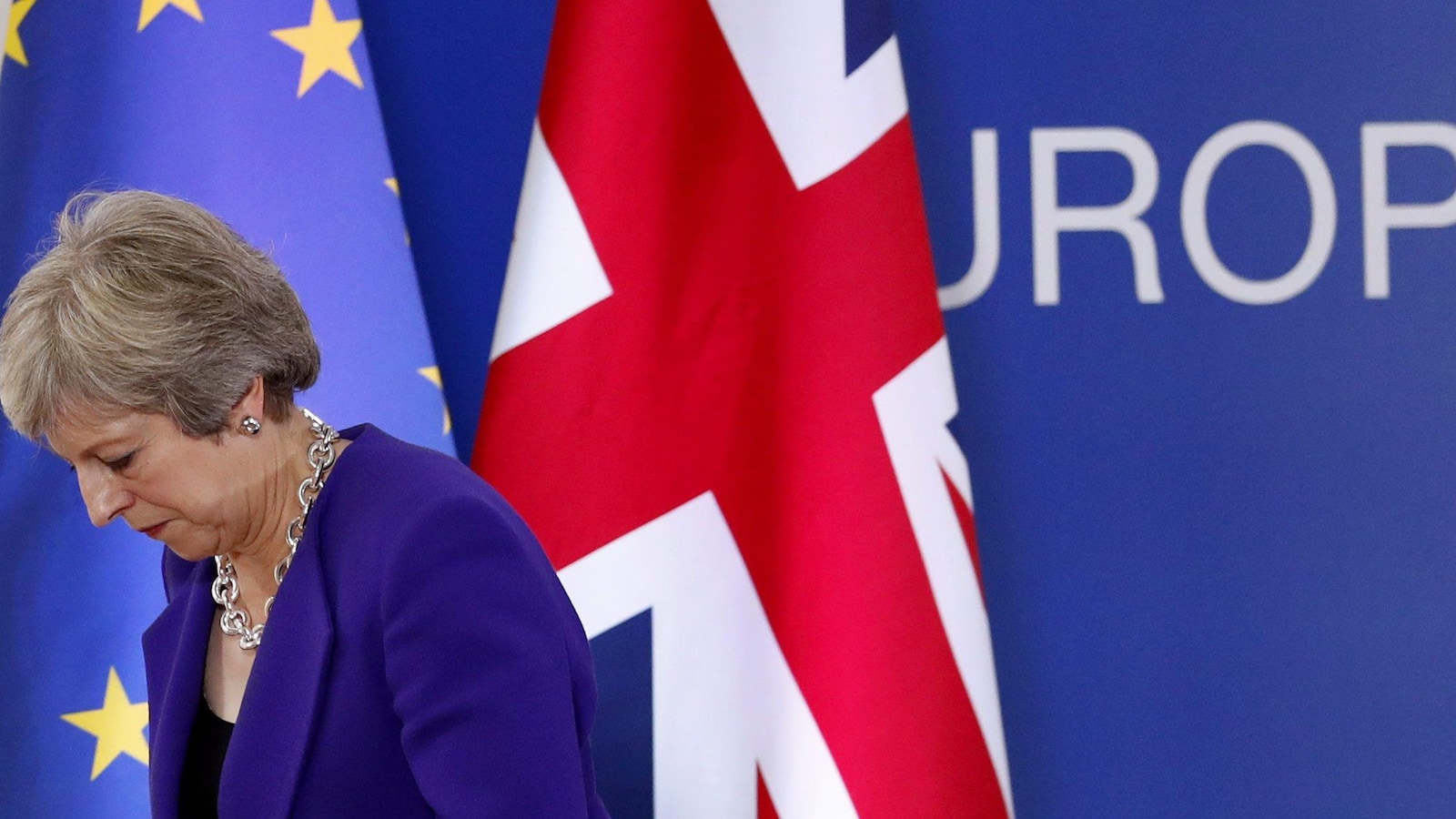 Theresa May descend d'un podium.