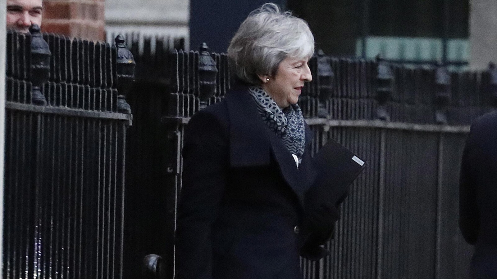 Theresa May marche dans la rue.