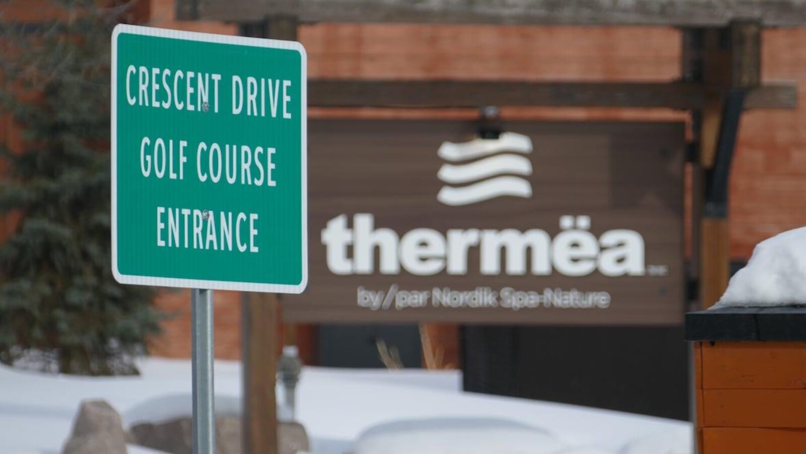 Les enseignes du spa Thermëa et du terrain de golf Crescent Drive.