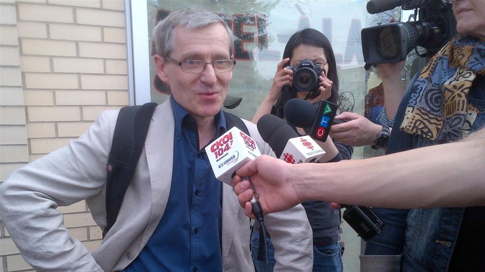 Le professeur Thibault Martin s'adresse aux journalistes.