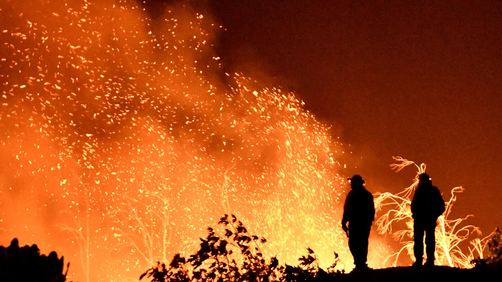 Des pompiers observent l’incendie Thomas à Montecito en Californie.