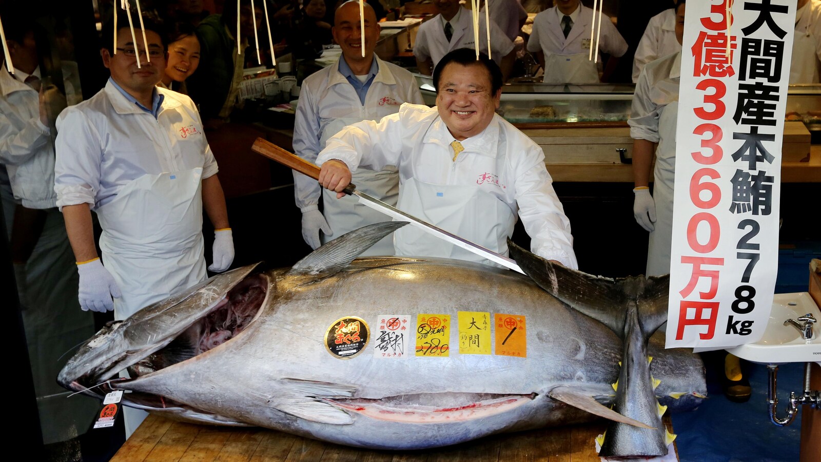 Kiyoshi Kimura, président de la chaîne de restaurants japonais Kiyomura, s'apprête à découper un thon qu'il a acheté pour 4 millions de dollars