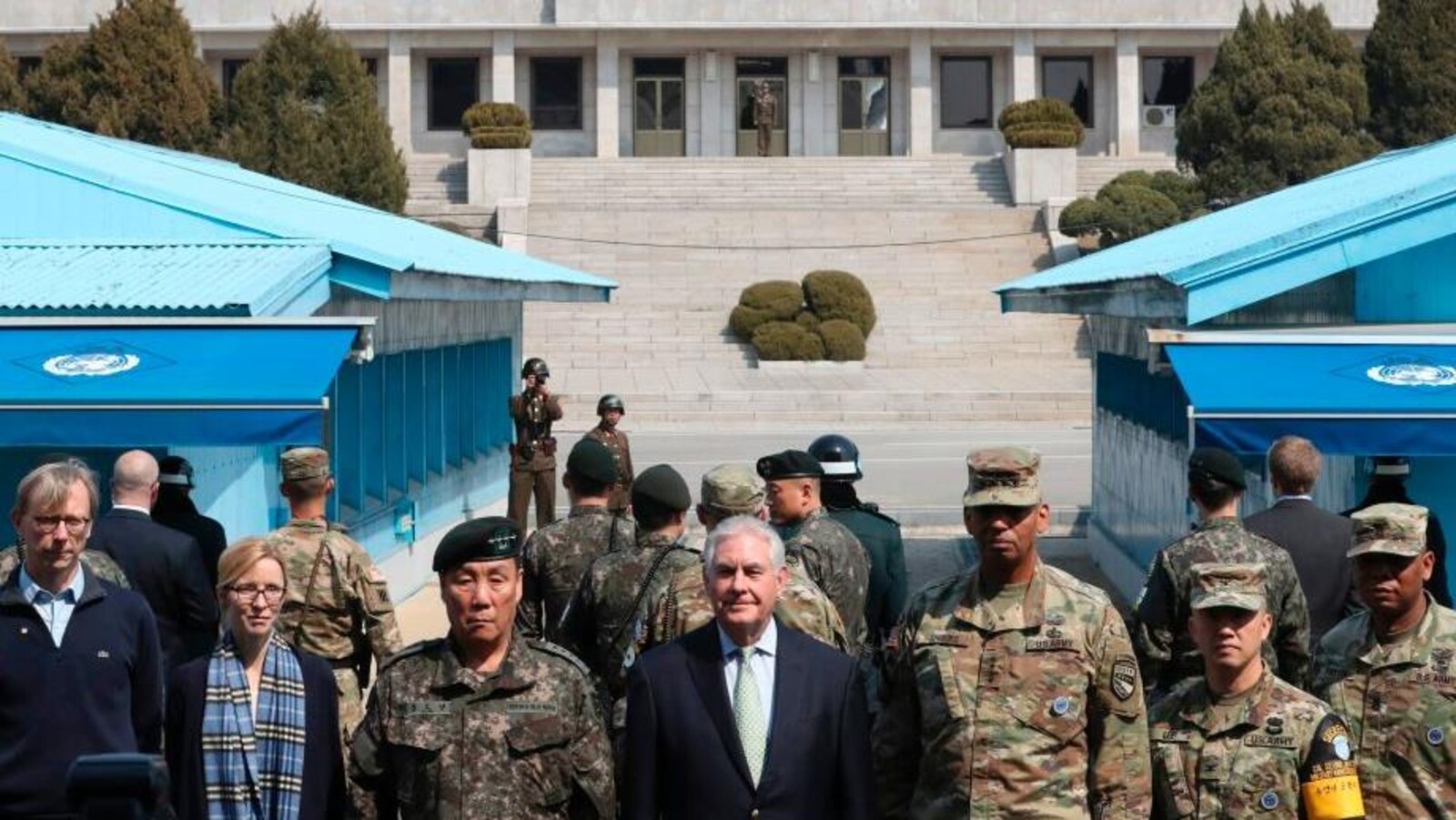 Rex Tillerson s'est rendu dans la zone démilitarisée qui sépare les deux Corées,où il s'est fait photographier en compagnie de militaires américains et sud-coréens. Derrière le groupe, on peut voir des soldats nord-coréens, dont l'un qui prend aussi une photo.