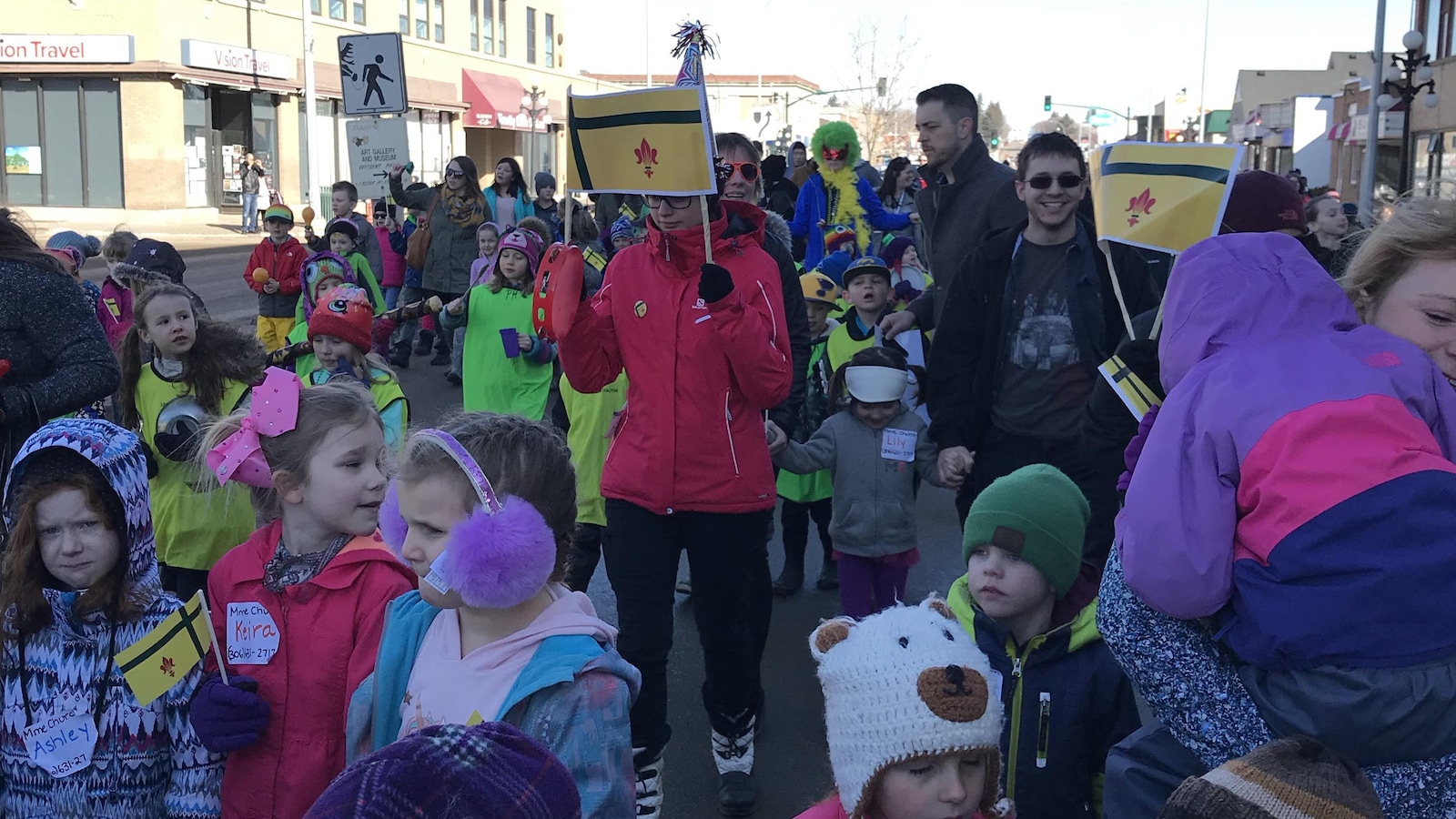 De nombreux jeunes enfants participent à la marche du tintamarre de Moose Jaw par une journée ensoleillée sous le redoux printanier.