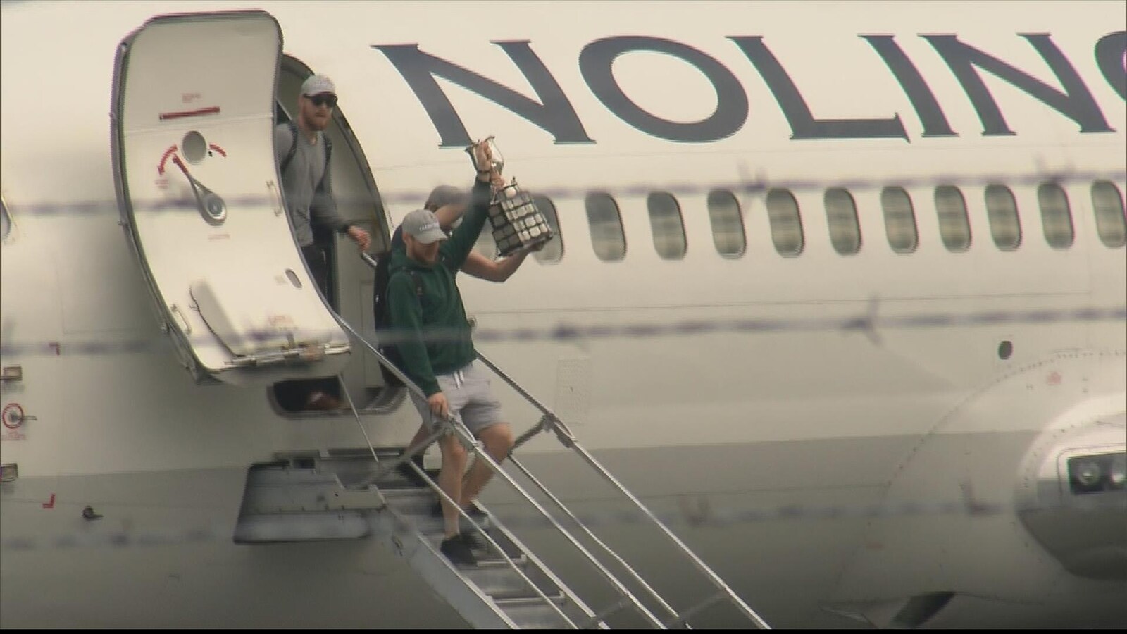 Les joueurs du Titan d'Acadie-Bathurst descendent de l'avion.
