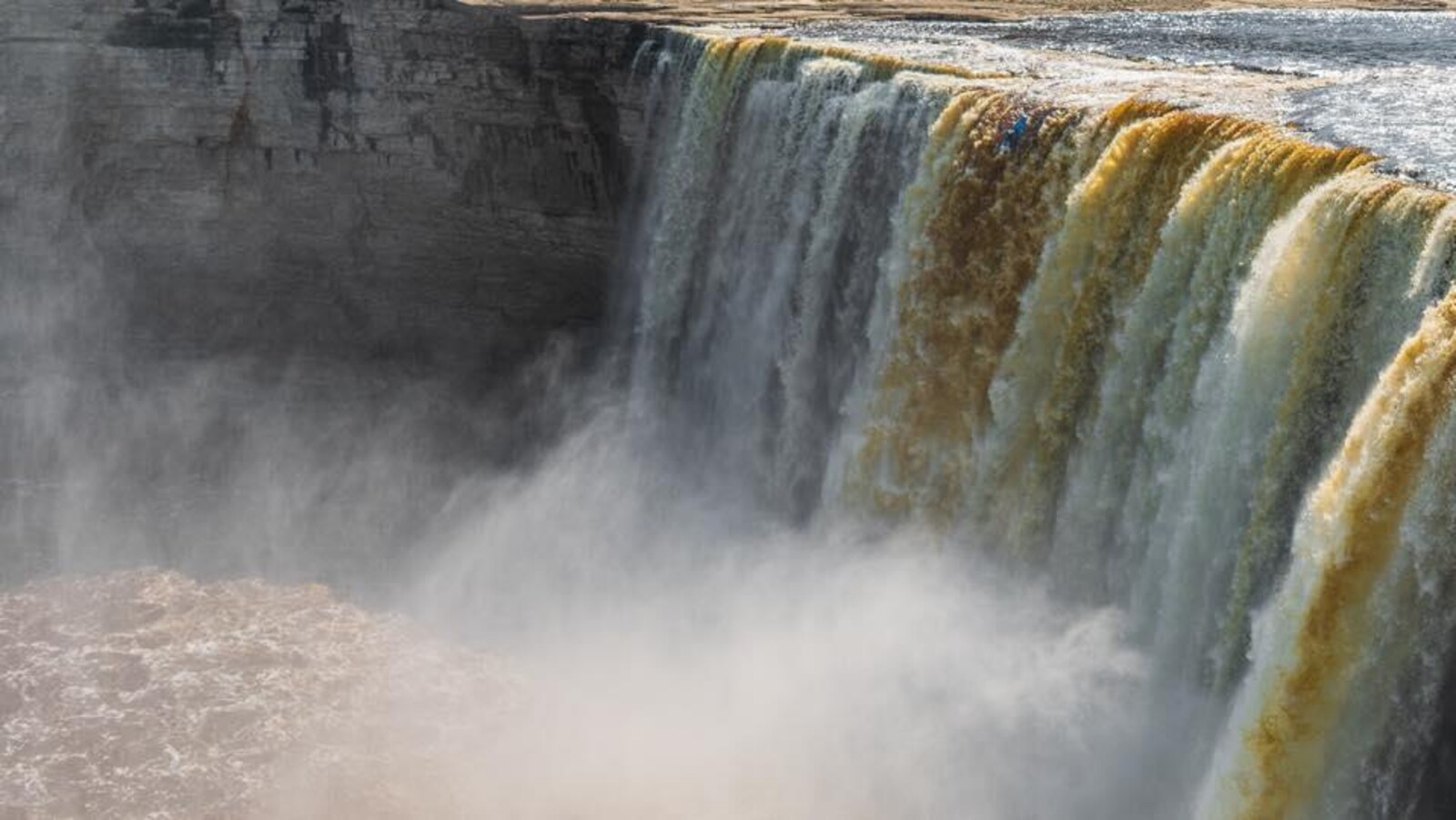 Un kayak entame sa descente de chutes d'eau.