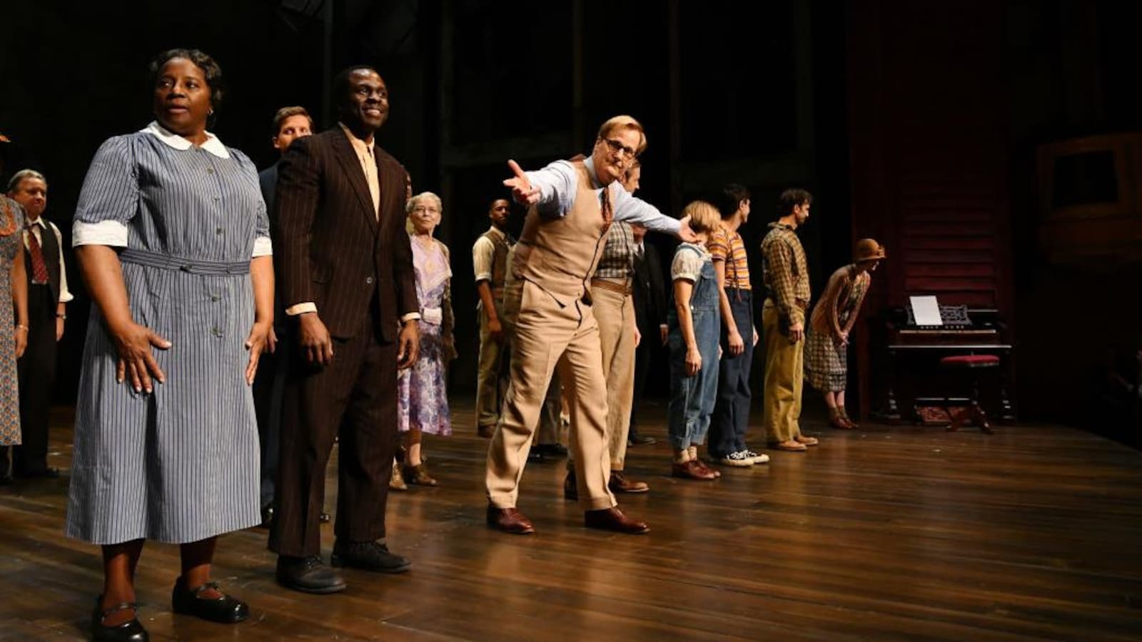 Les comédiens de la pièce « Ne tirez pas sur l'oiseau moqueur » saluent la foule après la première représentation à Broadway.