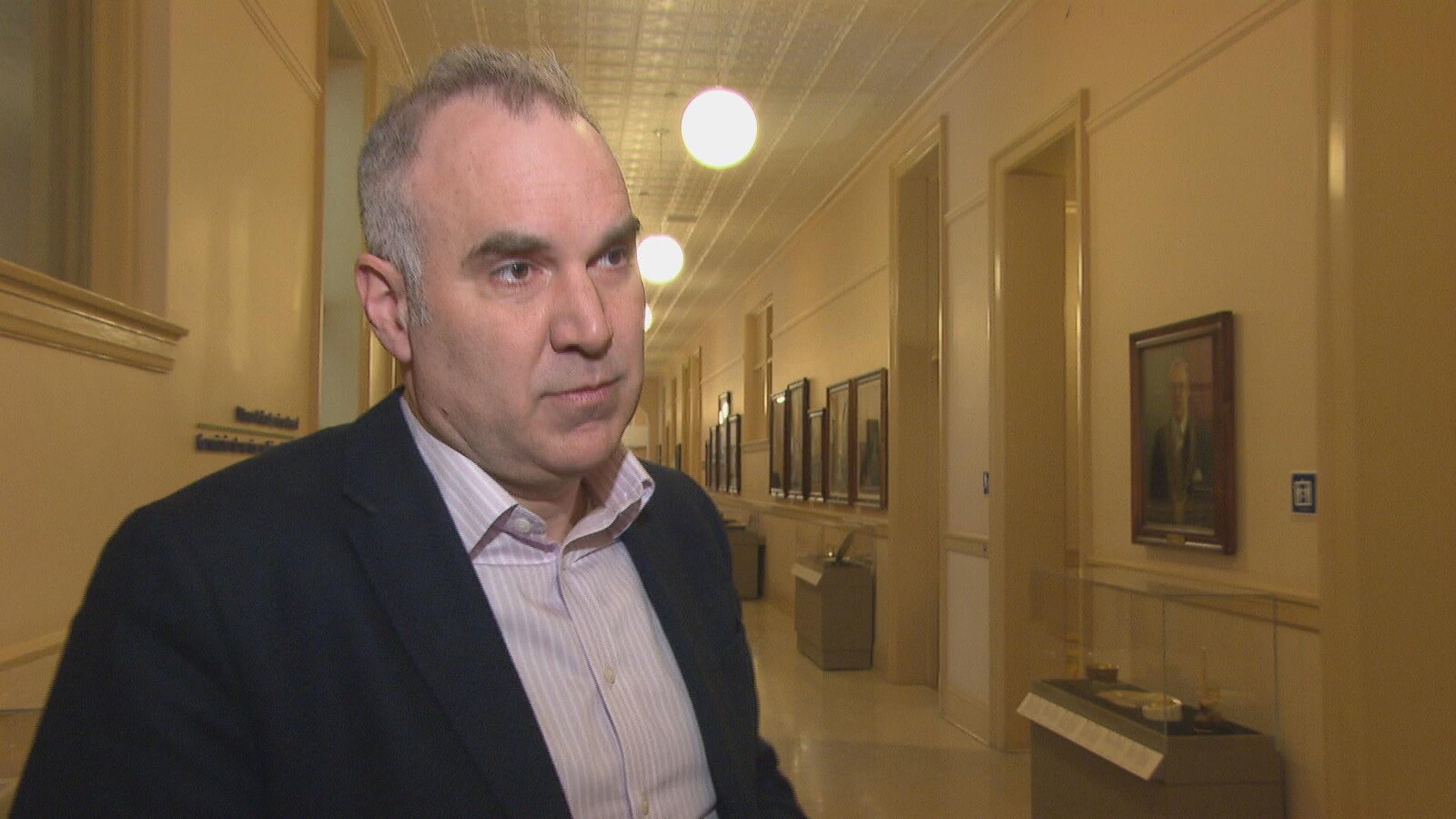 Le conseiller est interviewé dans un corridor de l'hôtel de ville d'Ottawa.