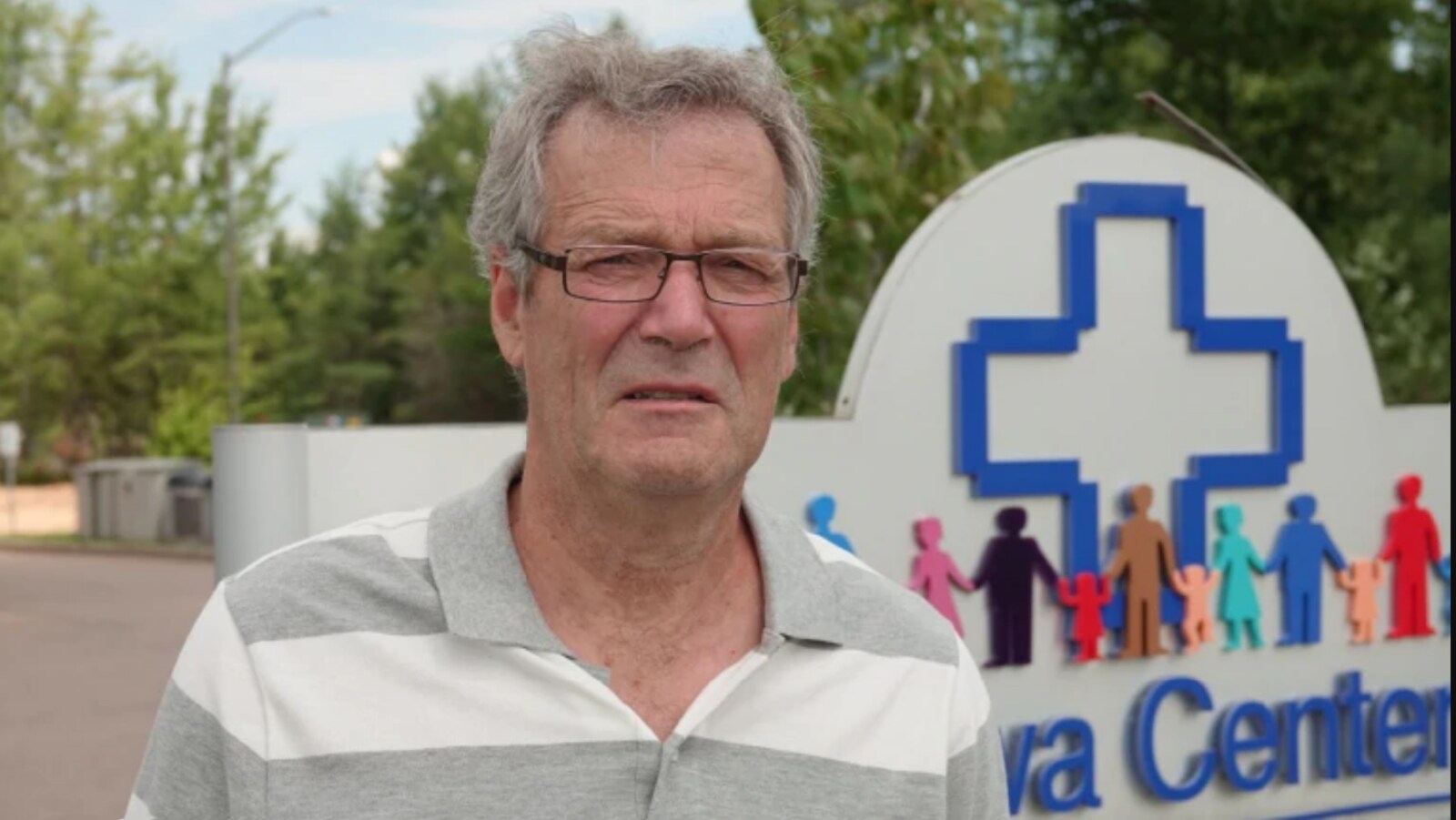 Tom Mohns devant l'enseigne d'une clinique de Petawawa
