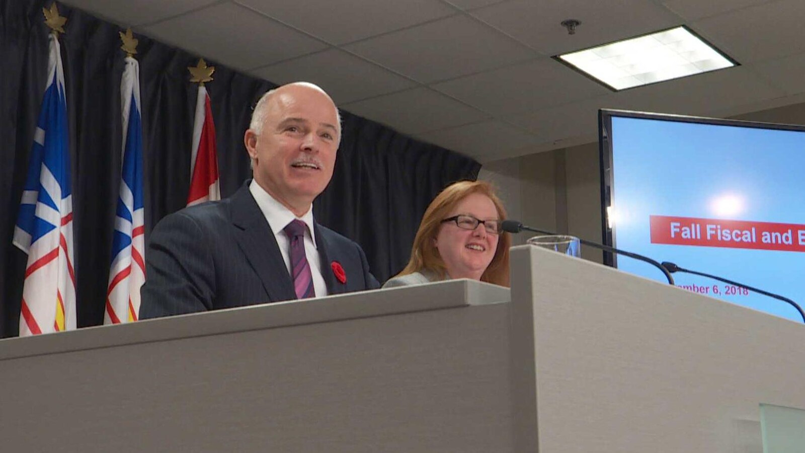 Tom Osborne et Denise Hanrahan présentent la mise à jour économique le 6 novembre 2018.