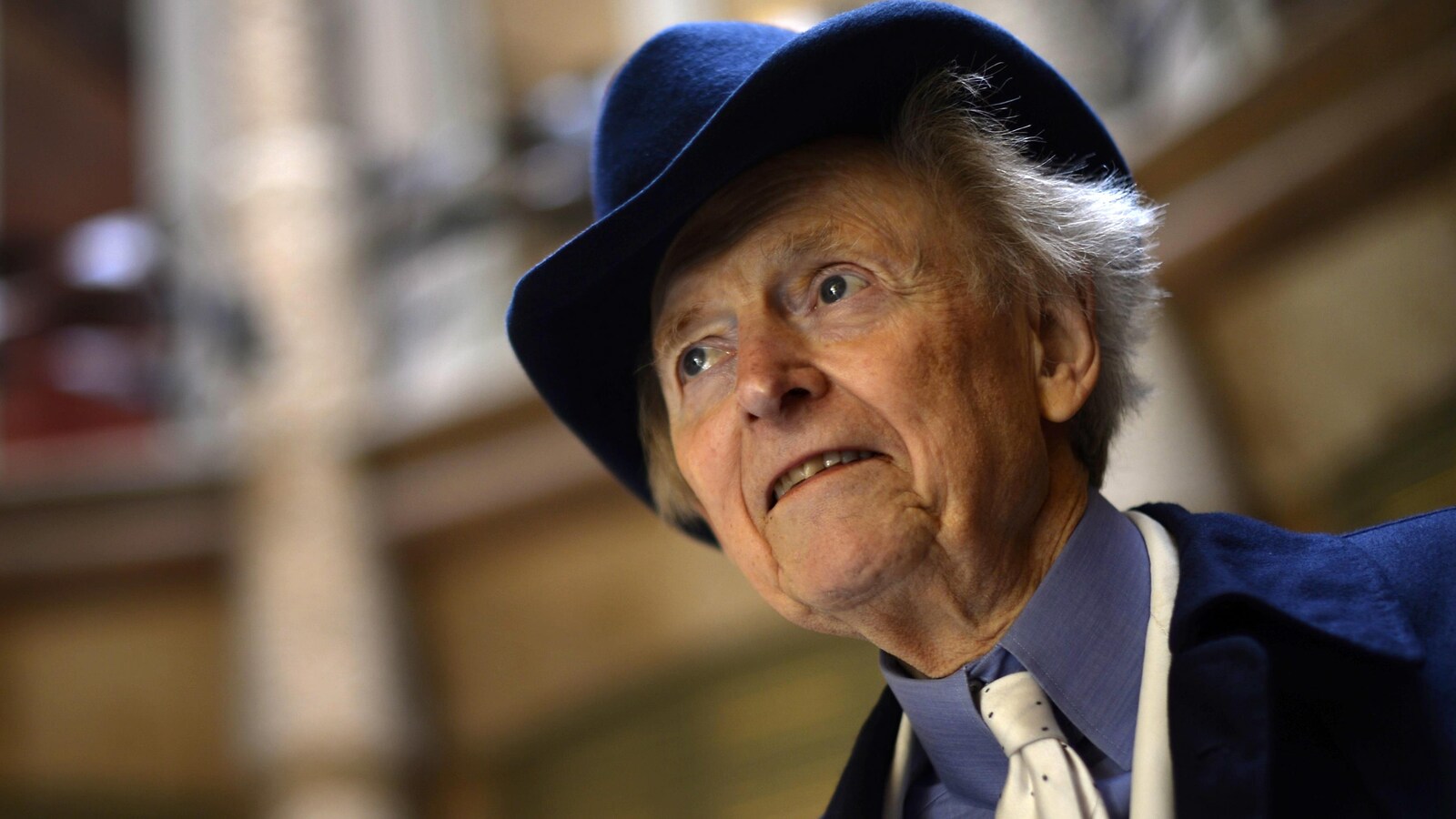 Tom Wolfe se faisait remarquer par ses habits de dandy, toujours élégamment vêtu.