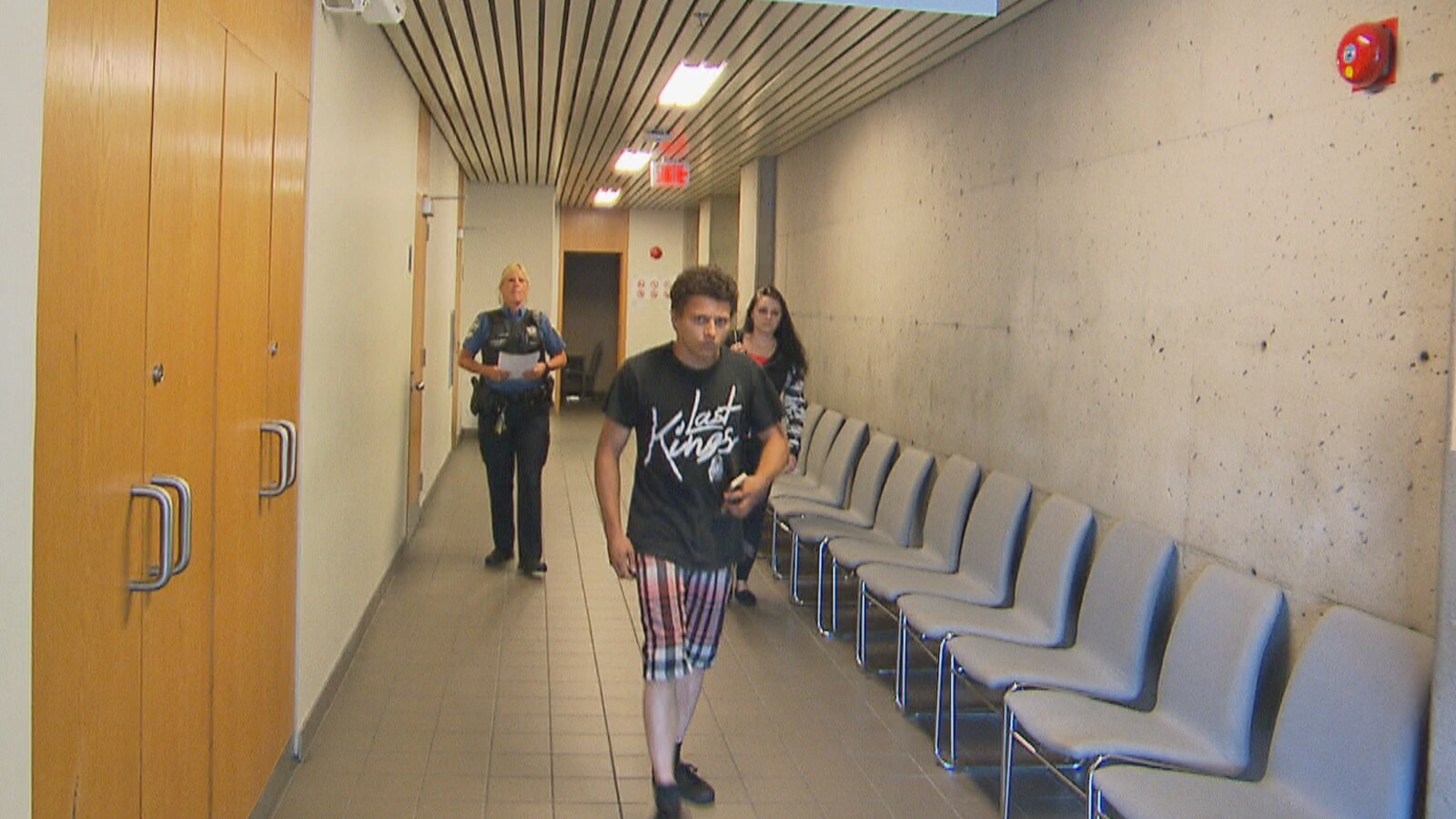 Tommy Bouchard marche dans un couloir du palais de justice.