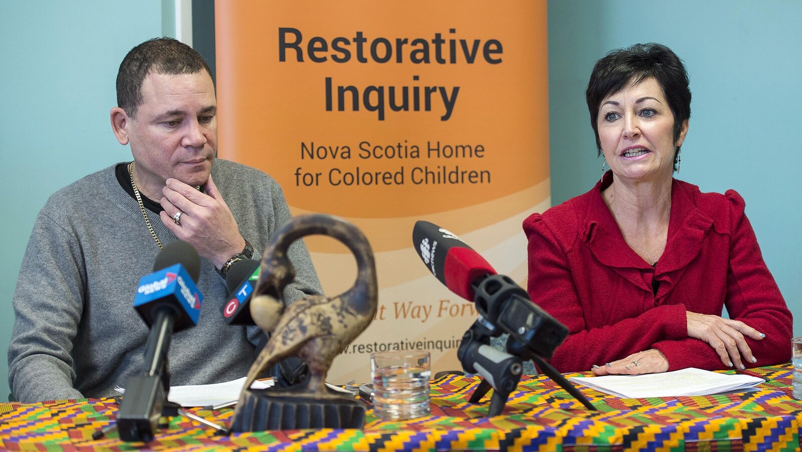 Tony Smith et la juge Pamela Williams en conférence de presse à Halifax le 7 décembre 2018.