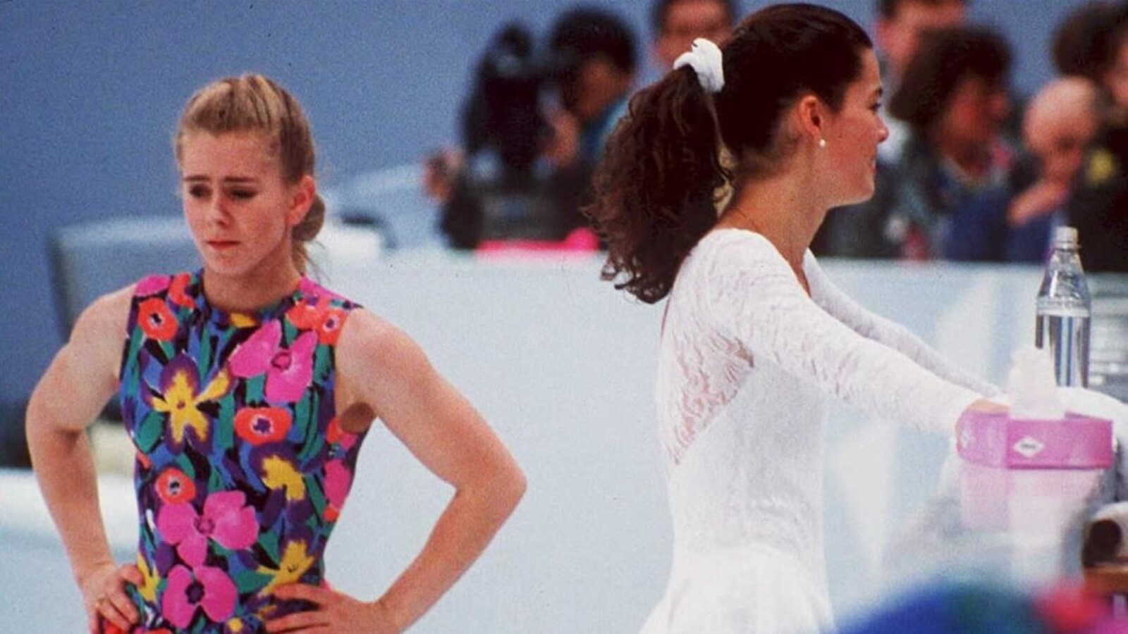 Tonya Harding, le visage triste, et Nancy Kerrigan, lui faisant dos, souriante sur la patinoire des Jeux olympiques de Lillehammer.